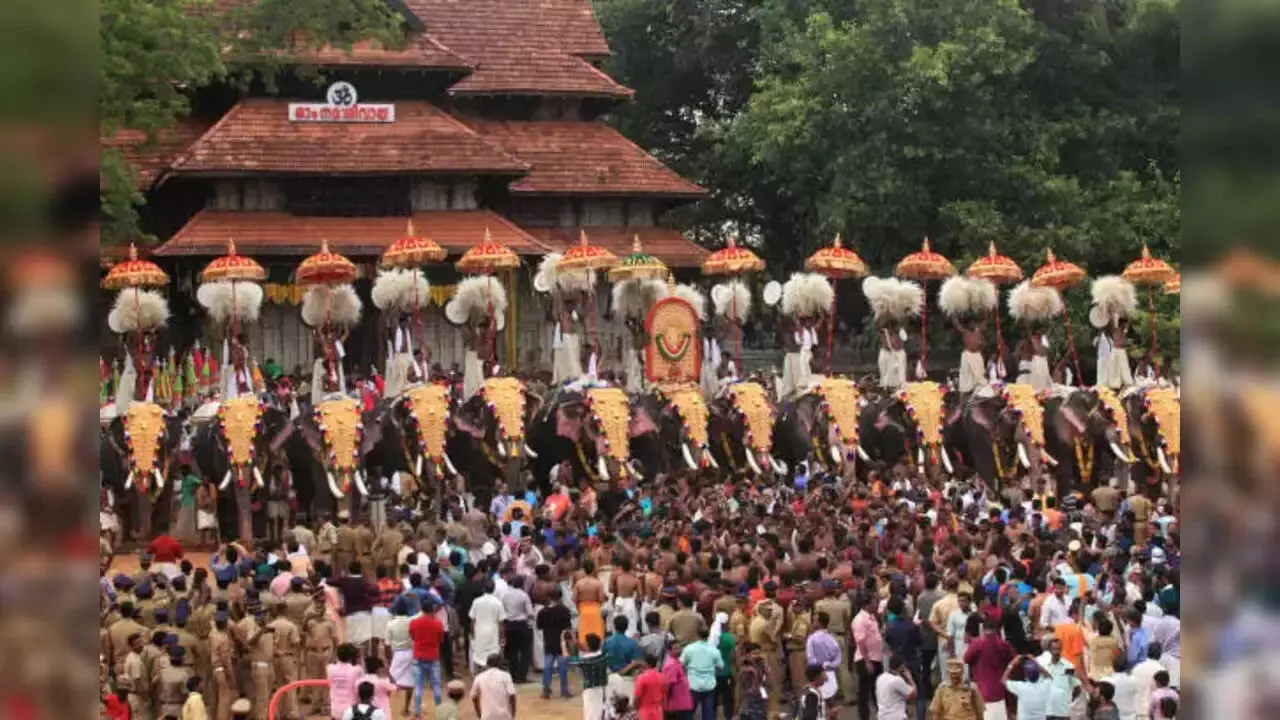 പൂരത്തിന്റെ പൊലിമയിൽ തൃശൂർ: കാണികൾക്ക് വർണവിസ്മയമായി കുടമാറ്റം