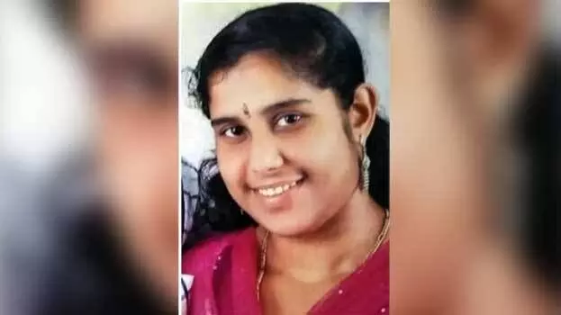 നഗ്ന ഫോട്ടോ അയയ്ക്കുമെന്ന് ലോൺ ആപ്പ് ഭീഷണി: രണ്ടു കുട്ടികളുടെ അമ്മയായ യുവതി ജീവനൊടുക്കി