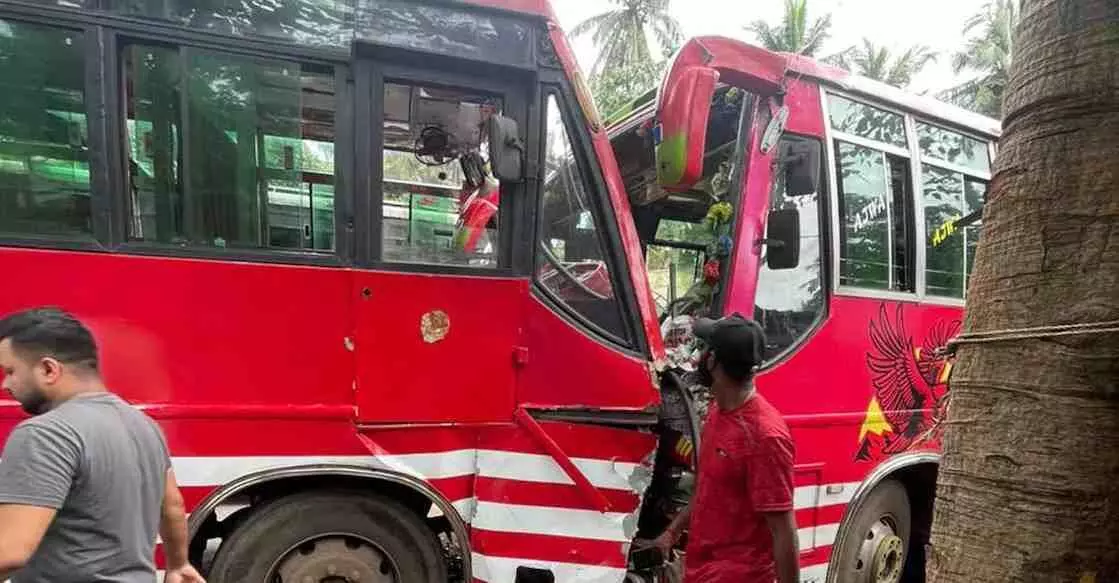 കോഴിക്കോട്ട് സ്വകാര്യ ബസുകൾ കൂട്ടിയിടിച്ച് അപകടം; ഡ്രൈവർമാരുടെ നില ഗുരുതരം