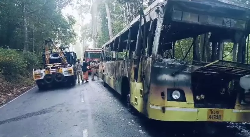 പമ്പയില്‍ നിന്ന് നിലയ്ക്കലേയ്ക്ക് പോയ കെ.എസ്.ആര്‍.ടി.സി ബസ് കത്തി നശിച്ചു