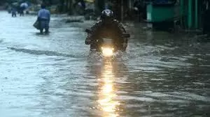 കേരളത്തിൽ അഞ്ചുദിവസം അതിതീവ്ര മഴയ്‌ക്ക് സാധ്യത; റെഡ് അലെർട്ട്; മലവെള്ളപ്പാച്ചിലും മിന്നൽ പ്രളയങ്ങളും സൃഷ്ടിച്ചേക്കാം !