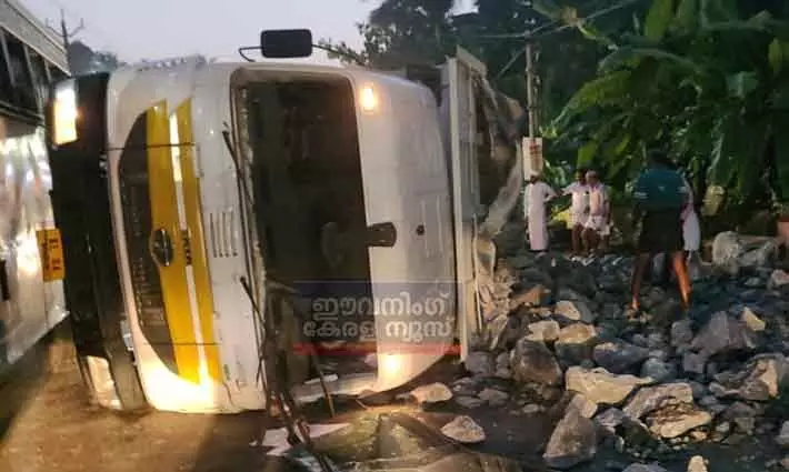 മലപ്പുറം കൊണ്ടോട്ടിയിൽ കരിങ്കൽ കയറ്റിവന്ന ടിപ്പർലോറി മറിഞ്ഞു,​ നമസ്‌‌കാരം കഴിഞ്ഞുമടങ്ങിയ വഴിയാത്രക്കാരന് ദാരുണാന്ത്യം