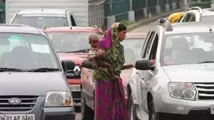 സിഗ്നൽ കാത്തുകിടക്കുമ്പോൾ വാഹനങ്ങൾക്കിടയിലൂടെ നടന്നു  വഴിവാണിഭവും ഭിക്ഷയും നടത്തുന്നവർക്കെതിരെ നടപടിയെടുക്കണമെന്ന് മനുഷ്യാവകാശ കമ്മിഷൻ