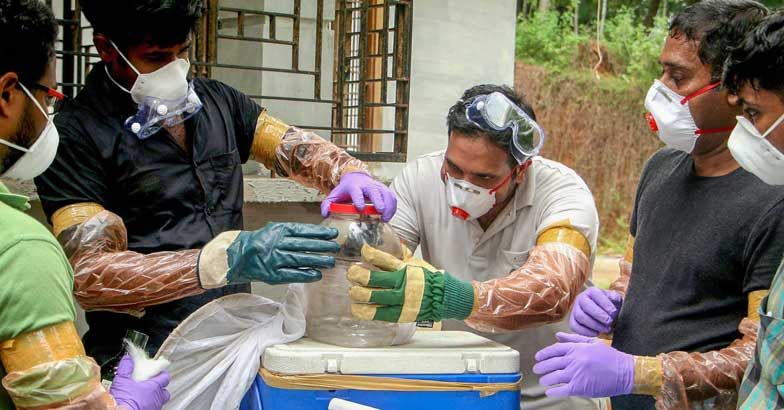 നിപ്പ ബാധിച്ച് മരിച്ച 12 കാരന്റെ അമ്മയ്‌ക്കും രോഗലക്ഷണം;  ചാത്തമംഗലത്ത് കേന്ദ്ര സംഘം എത്തി സ്ഥിതിഗതികൾ വിലയിരുത്തി