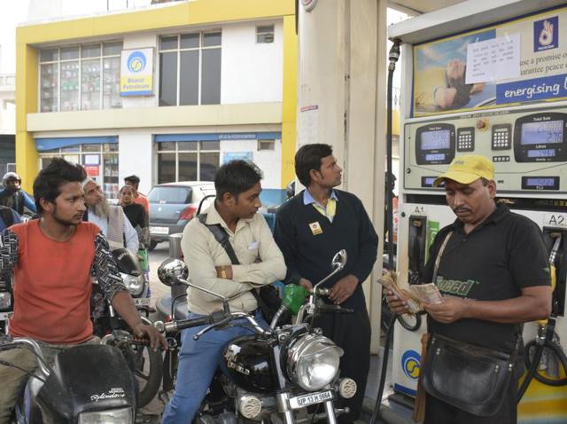 ഇന്ധന വില വീണ്ടും കുറഞ്ഞു: പെട്രോള്‍ ലിറ്ററിന് 80.97 രൂപയായി