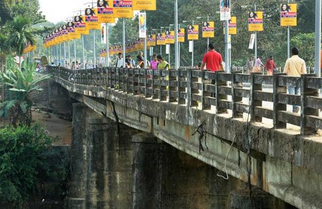 കൈവരിയും തൂണുകളും തകര്‍ന്ന സ്വര്‍ഗ പാലം യാത്രക്കാര്‍ക്ക് ഭീഷണിയാകുന്നു