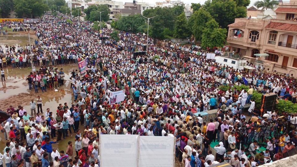 ഗുജറാത്തില്‍ വിപ്ലവം സൃഷ്ടിച്ച് ദലിതരുടെ പേരിനൊപ്പം സിന്‍ഹ