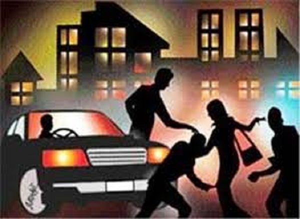 കാറില്‍ ലിഫ്റ്റ് വാഗ്ദാനം ചെയ്ത് യുവതിയെ കൂട്ടബലാത്സംഗത്തിനിരയാക്കി