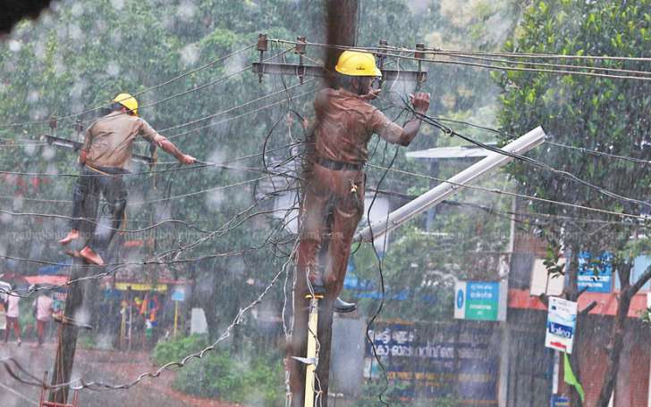 കേന്ദ്ര സർക്കാർ വാക്സിൻ സൗജന്യമാക്കിയതോടെ വാക്സിൻ ചലഞ്ചായി ശമ്പളത്തിൽ നിന്ന്  പിടിച്ച 12.5 കോടി രൂപ തിരികെ ചോദിക്കാനൊരുങ്ങി വൈദ്യുതി ജീവനക്കാർ