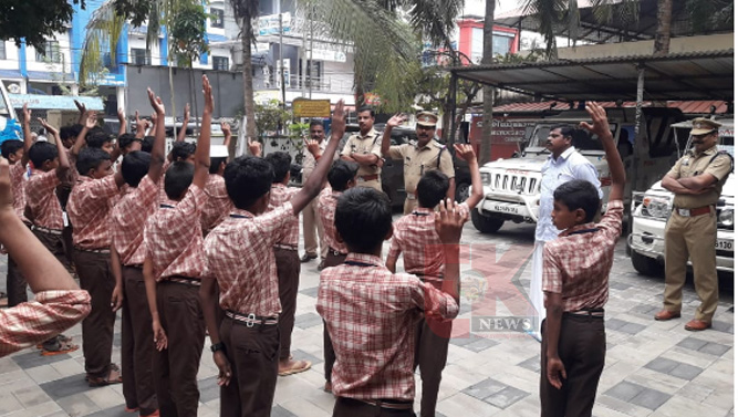കേരളപ്പിറവി ദിനത്തിൽ വടക്കാഞ്ചേരി ജനമൈത്രി പോലീസ്  ബോധവൽക്കരണ പരിപാടി നടത്തി