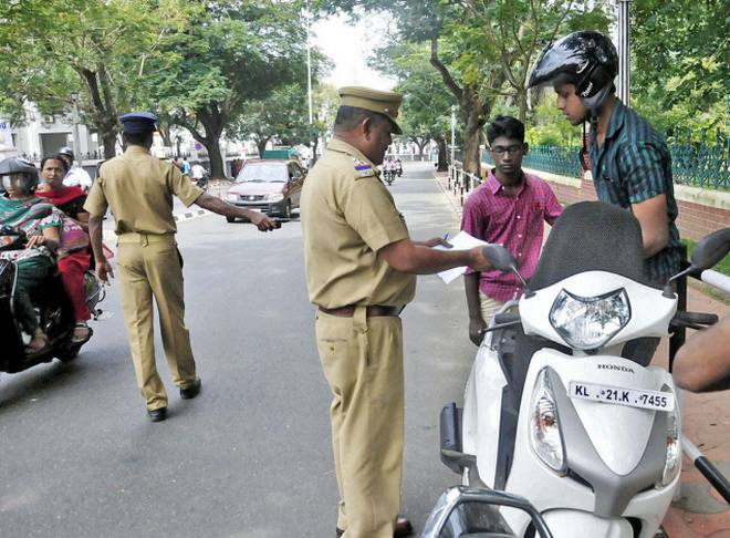 സം​സ്ഥാ​ന​ത്ത് ഗ​താ​ഗ​ത നി​യ​മ​ലം​ഘ​ന​ങ്ങ​ള്‍​ക്കു​ള്ള പി​ഴ​ത്തു​ക കു​റ​യ്ക്കാ​ന്‍ മ​ന്ത്രി​സ​ഭ തീ​രുമാനം; സീ​റ്റ്‌ ബെ​ല്‍​റ്റും ഹെ​ല്‍​മ​റ്റും ധ​രി​ച്ചില്ലേൽ ഇനി പിഴ  500 രൂ​പ​