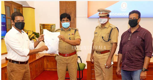 പോലീസ് സേനക്ക് പി പി ഇ കിറ്റുകള്‍ കൈമാറി ഡോ. ബോബി ചെമ്മണൂര്‍