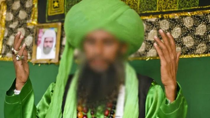 കൊറോണയെ പ്രതിരോധിക്കാന്‍ അത്ഭുത പ്രവര്‍ത്തിയിലൂടെ സാധിക്കുമെന്ന് പ്രചരിപ്പിച്ച ഇസ്ലാമിക പുരോഹിതന്‍ വൈറസ് ബാധിച്ച്‌ മരിച്ചു