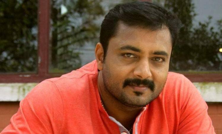 സീരിയല്‍ നടൻ ശബരീനാഥ് ഷട്ടില്‍ കളിക്കുന്നതിനിടെ കുഴഞ്ഞുവീണു മരിച്ചു