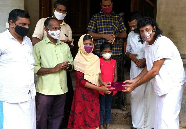 ഫോണുകൾ  മോഷണം പോയി;  പഠനം മുടങ്ങിയ കുട്ടികൾക്ക് പുതിയ ഫോണുകൾ സമ്മാനിച്ച് ഡോ.ബോബി ചെമ്മണൂർ