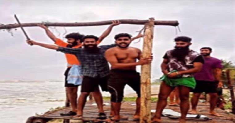 മലപ്പുറം തിരൂരിൽ ട്രിപ്പിള്‍ ലോക്ക് ഡൗണ്‍ ലം​ഘിച്ച്‌ വടിവാളുകളുമായി യുവാക്കളുടെ സെല്‍ഫി