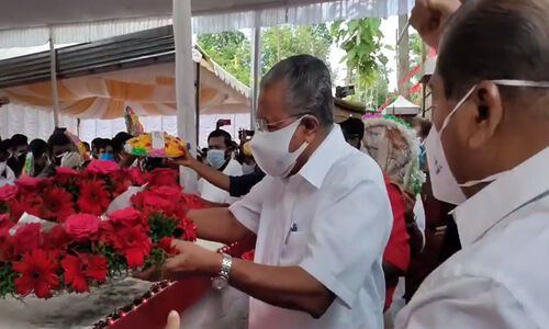 മുഖ്യമന്ത്രിയും നിയുക്ത മന്ത്രിമാരും വയലാര്‍ രക്തസാക്ഷി മണ്ഡപത്തില്‍ പുഷ്പാര്‍ച്ചന നടത്തി