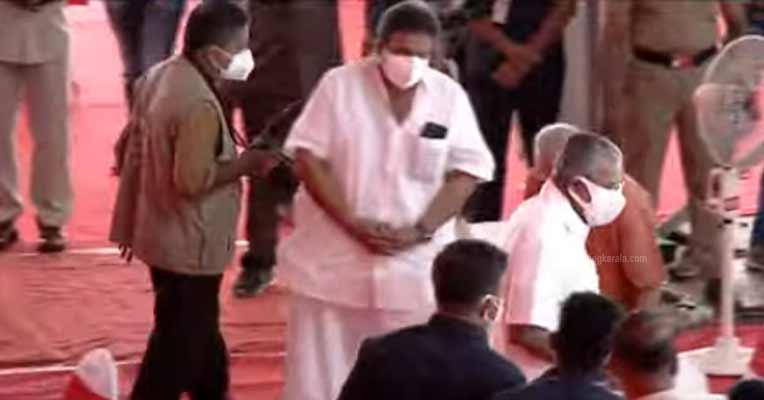 സത്യപ്രതിജ്ഞയ്ക്കായി മുഖ്യമന്ത്രി തിരുവനന്തപുരത്ത് എത്തി സത്യപ്രതിജ്ഞ 3:30 ന്‌