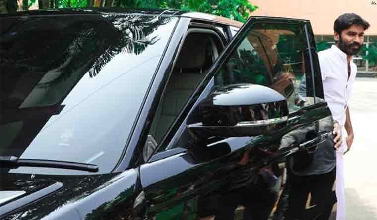 ധനൂഷ് ചിത്രത്തിന് സ്‌ക്രീനിൽ പാലഭിഷേകവും നൃത്തവും. ഒടുവിൽ സ്‌ക്രീൻ തകർന്ന് 50ലക്ഷം രൂപയുടെ നഷ്ടം