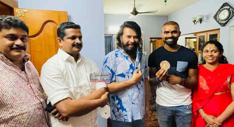 ഒളിമ്പിക്സിൽവെങ്കല മെഡൽ നേടിയ ഇന്ത്യൻ ഹോക്കി ടീമംഗം പി ആർ ശ്രീജേഷിന്റെ വീട്ടിൽ അപ്രതീക്ഷിത അതിഥിയായി മമ്മൂട്ടി