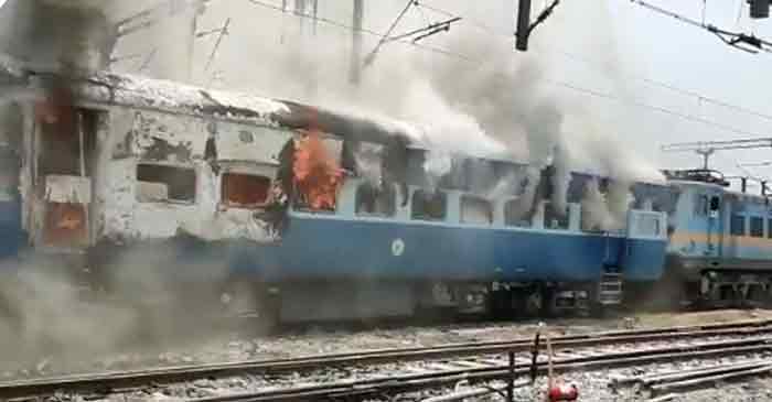 അഗ്നിപഥിന്റെ പേരിൽ രാജ്യത്തെ കലാപഭൂമിയാക്കാൻ ശ്രമം; തെലങ്കാനയില്‍ ഒരാള്‍ മരിച്ചു; ട്രെയിനുകള്‍ കത്തിച്ചു” യുപിയിൽ 100 പേർ അറസ്റ്റിൽ